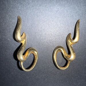 Elegant Vintage Gold Tone Swirl Earrings